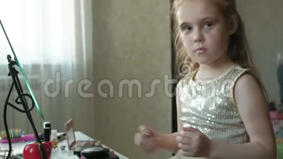 头发红的小女孩把戒指戴在手指上试穿配饰照镜子化妆脸时尚视频的预览图