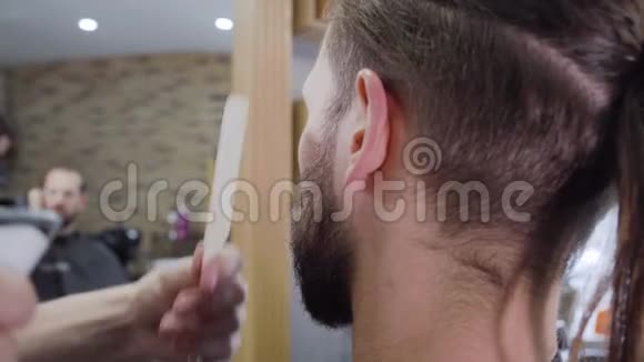 一个年轻人理发店的剪头发和胡须视频的预览图
