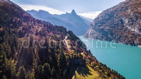 绿松石湖蓝绿松石山秋季瑞士航空视频的预览图
