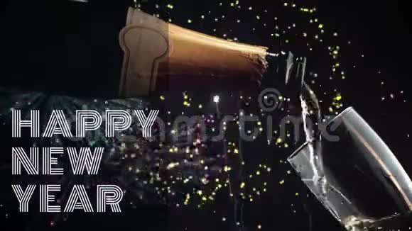 新年前夕的香槟酒倒入玻璃杯视频的预览图