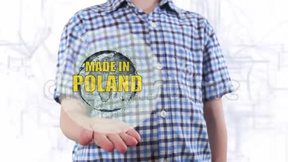 年轻人展示了地球的全息图和波兰制造的文字视频的预览图