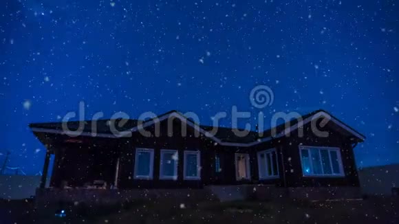 4K夜的时间随着第一次降雪云星的移动越过夜空以及视频的预览图
