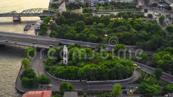 PhraPhutthaYodfa桥纪念桥的交通理念在泰国曼谷市有森林树木的环形交叉路口视频的预览图