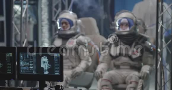 宇航员正在准备飞行视频的预览图