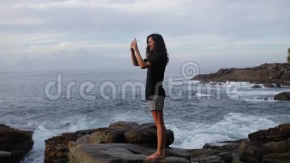 女孩拍海洋的照片视频的预览图