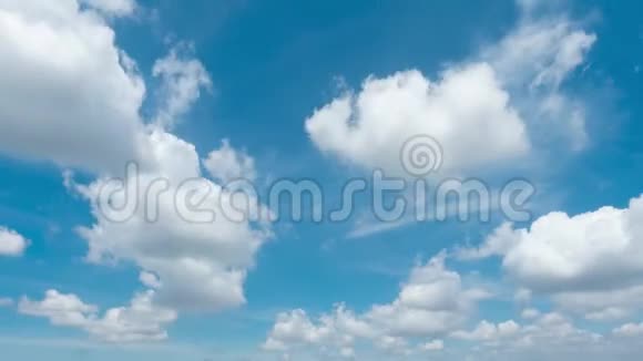 蓝天背景白云时间流逝视频的预览图