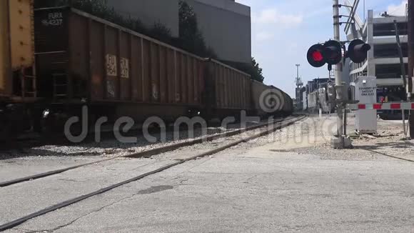 铁路奥拉德过境点的货运列车视频的预览图