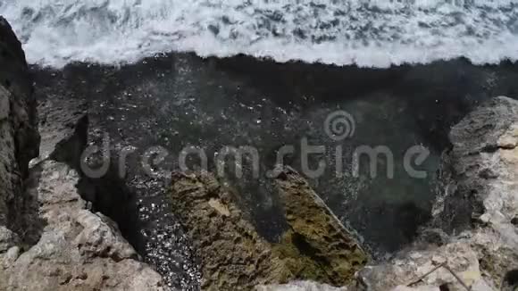 波浪在礁石上移动视频的预览图