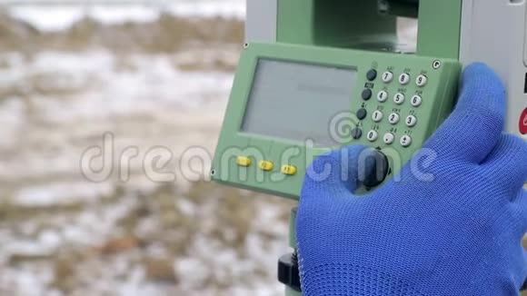 近距离手指推动测量器按钮在工作中测量距离冬季施工的概念视频的预览图