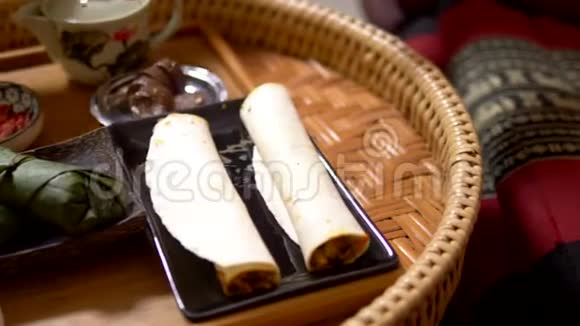 饮食观念素食主义香蕉叶中有蘑菇和花生的米饭奶酪和枸杞卷视频的预览图