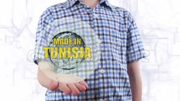 年轻人展示了地球的全息图和突尼斯制造的文字视频的预览图