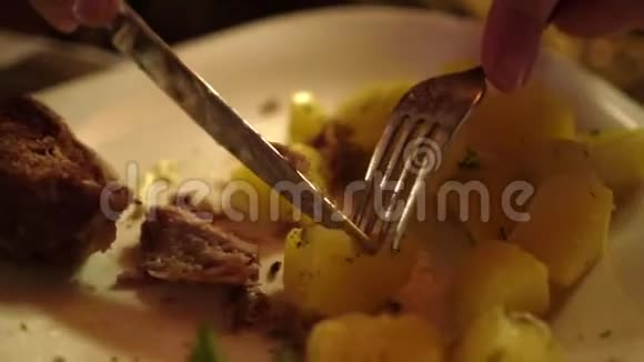 女人度假在海边餐馆吃肉和土豆视频的预览图