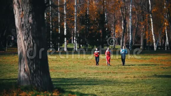 年轻人在公园里跑步向摄像机跑去视频的预览图