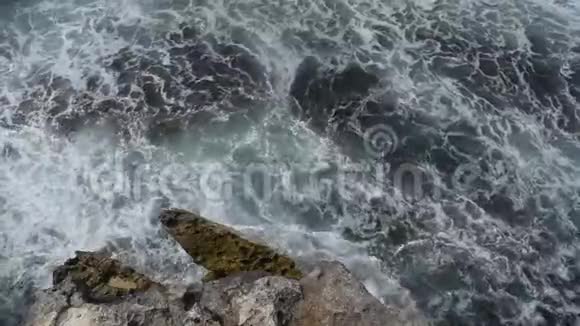 波浪在礁石上移动视频的预览图