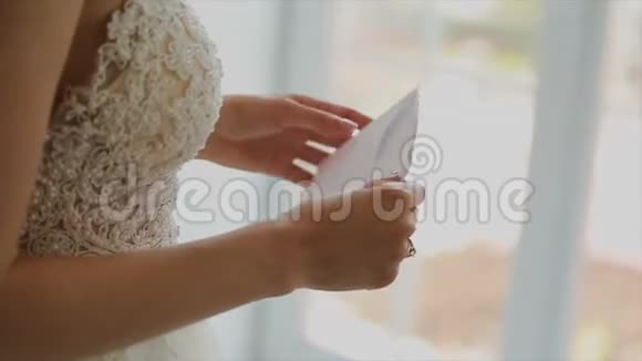 双手合拢读信的镜头视频的预览图