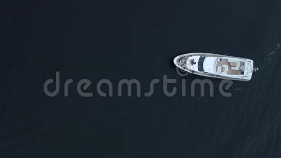 富的游艇出海航行深蓝的水上白舟船上的夏季旅行视频的预览图