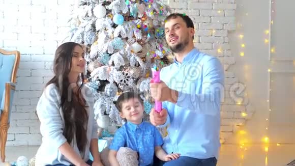 家庭在圣诞背景下推出彩礼视频的预览图