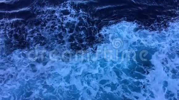 波浪与泡沫后面的船缓慢运动水中波浪的图案游轮水面尾流景观视频的预览图