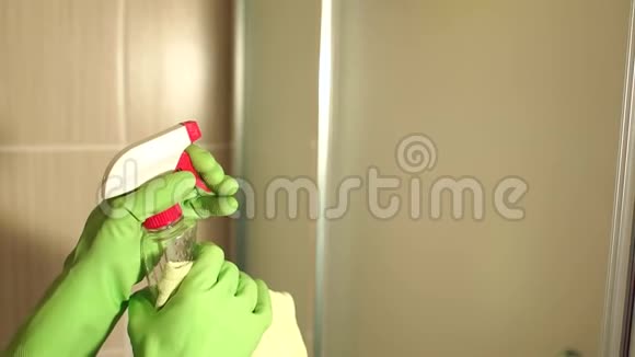 贴身女仆在浴室里打扫卫生视频的预览图