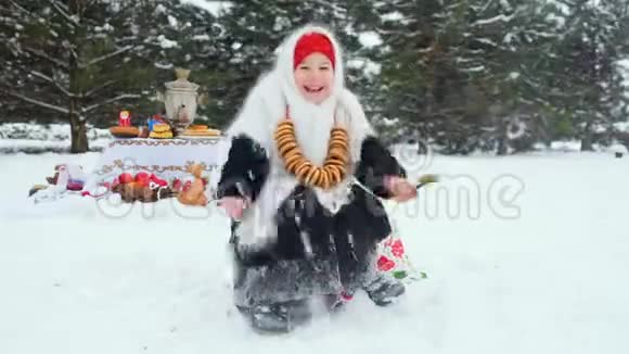 一个穿着毛皮外套的小女孩和一条俄罗斯风格的围巾脖子上挂着一堆百吉饼上面撒着雪视频的预览图