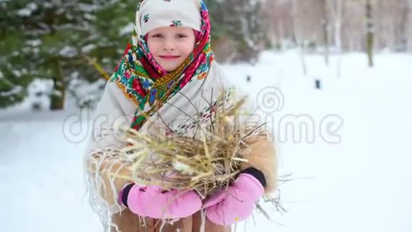 穿着一件毛皮大衣戴着一条俄罗斯风格的围巾戴着一小女孩视频的预览图