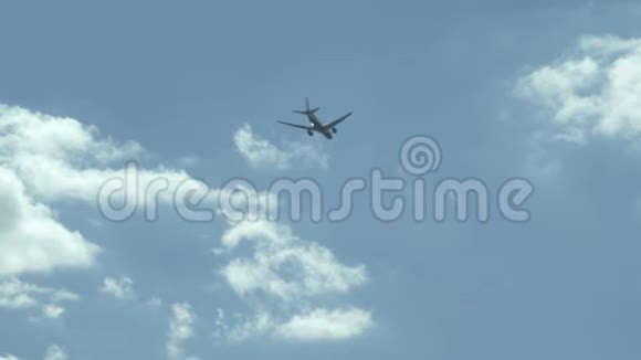 飞机在天空中飞得很远视频的预览图