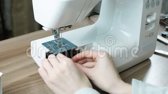 特写女手收缝纫机插件到位侧视视频的预览图