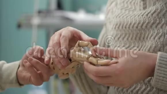 关闭两名工程师讨论人工手部肢体视频的预览图