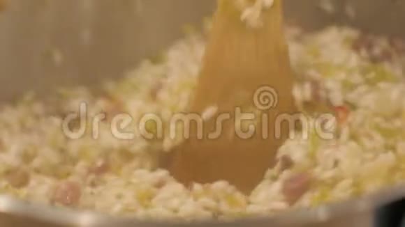 在意大利餐馆里把米饭和蔬菜肉混合在一起做意大利饭视频的预览图
