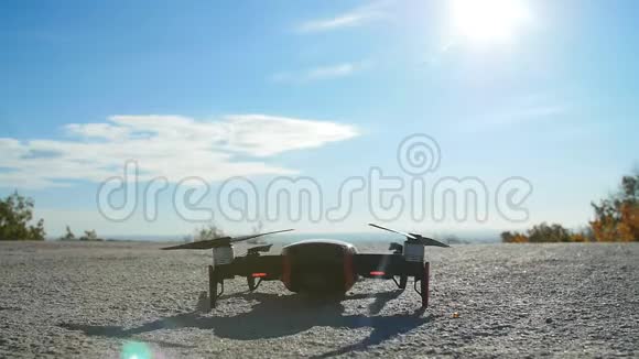 个人无人机从陆地起飞并飞行航空摄影概念视频的预览图