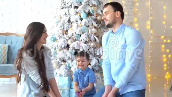 家庭在圣诞背景下推出彩礼视频的预览图