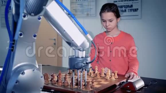 年轻女孩和一个现代的自动象棋机器人下棋儿童天才概念4K视频的预览图
