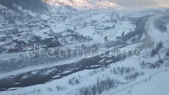 在喀尔巴阡山克赖沃夫尼亚村的黑色切里莫什河乌克兰的典型景观视频的预览图