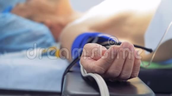 昏迷的男性病人躺在手术台上正在为手术做准备视频的预览图