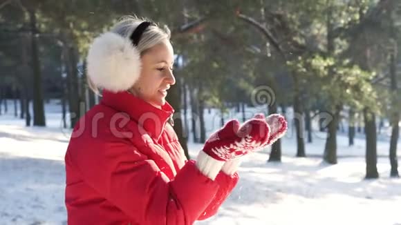 在温暖的夕阳下红彤彤的女孩在白雪的手心里打视频的预览图