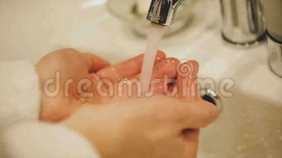 一个人洗了手洗手洗手视频的预览图