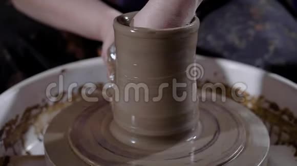 优秀陶工手工制作陶器并在作坊中制作陶工车轮杰作视频的预览图