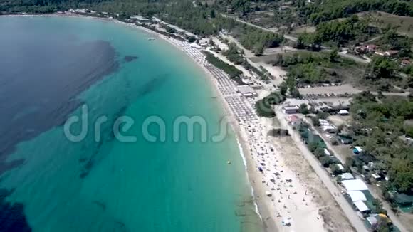 在希腊的PefkohoriHalkidiki空中观赏长而田园的绿松石海滩通过无人机向前移动视频的预览图