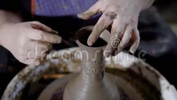 手艺工作室陶工轮子上的陶艺手视频的预览图