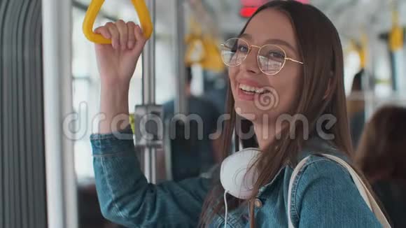 年轻时尚的女人在现代电车上享受旅行站在公共交通工具上喝咖啡视频的预览图