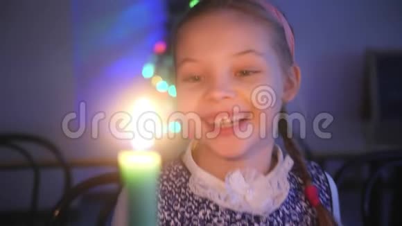 小女孩看起来像蜡烛和梦想新年装饰圣诞树视频的预览图