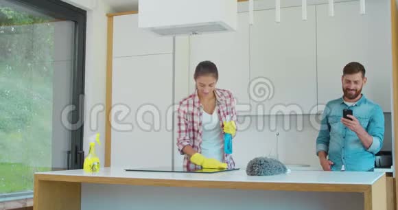 厨房清洁服务队使用智能手机的人视频的预览图