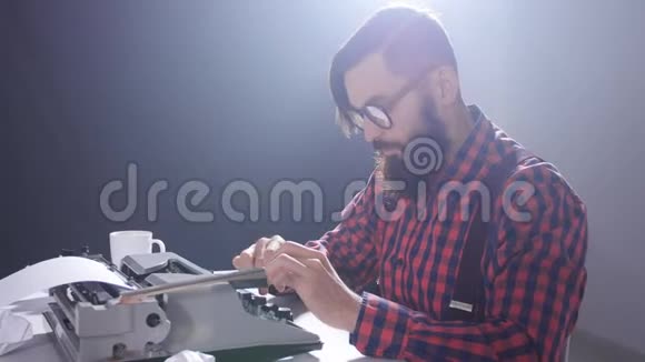 复古作家的概念年轻有胡子的时髦男人在老式打字机上写字视频的预览图