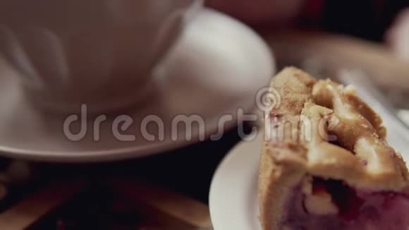 特写女性手蒸茶和切饼女人在吃蛋糕视频的预览图