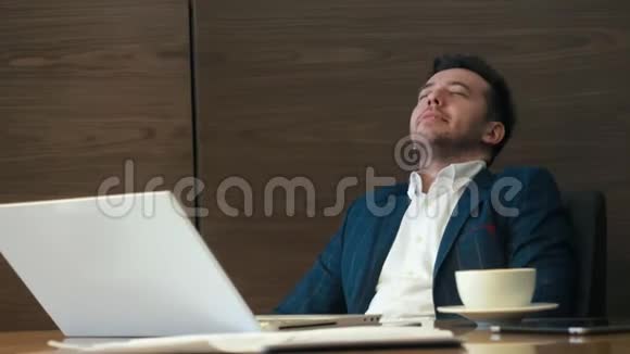 商务人员靠在椅子上闭着眼睛在办公室里放松视频的预览图
