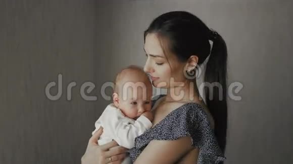 可爱美丽的新生儿在母亲手中视频的预览图