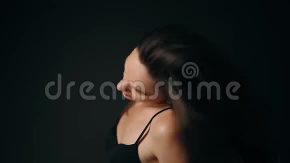 嘴唇发红的女模特美丽的模特在白色背景的照相馆摆姿势视频的预览图