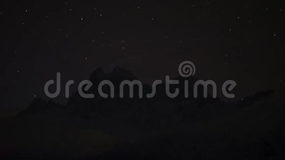 月亮在山夜星空中升起的时间视频的预览图