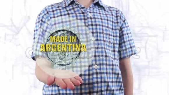 年轻人展示了地球的全息图和阿根廷制造的文字视频的预览图