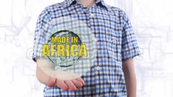 年轻人展示了地球的全息图和非洲的文字视频的预览图